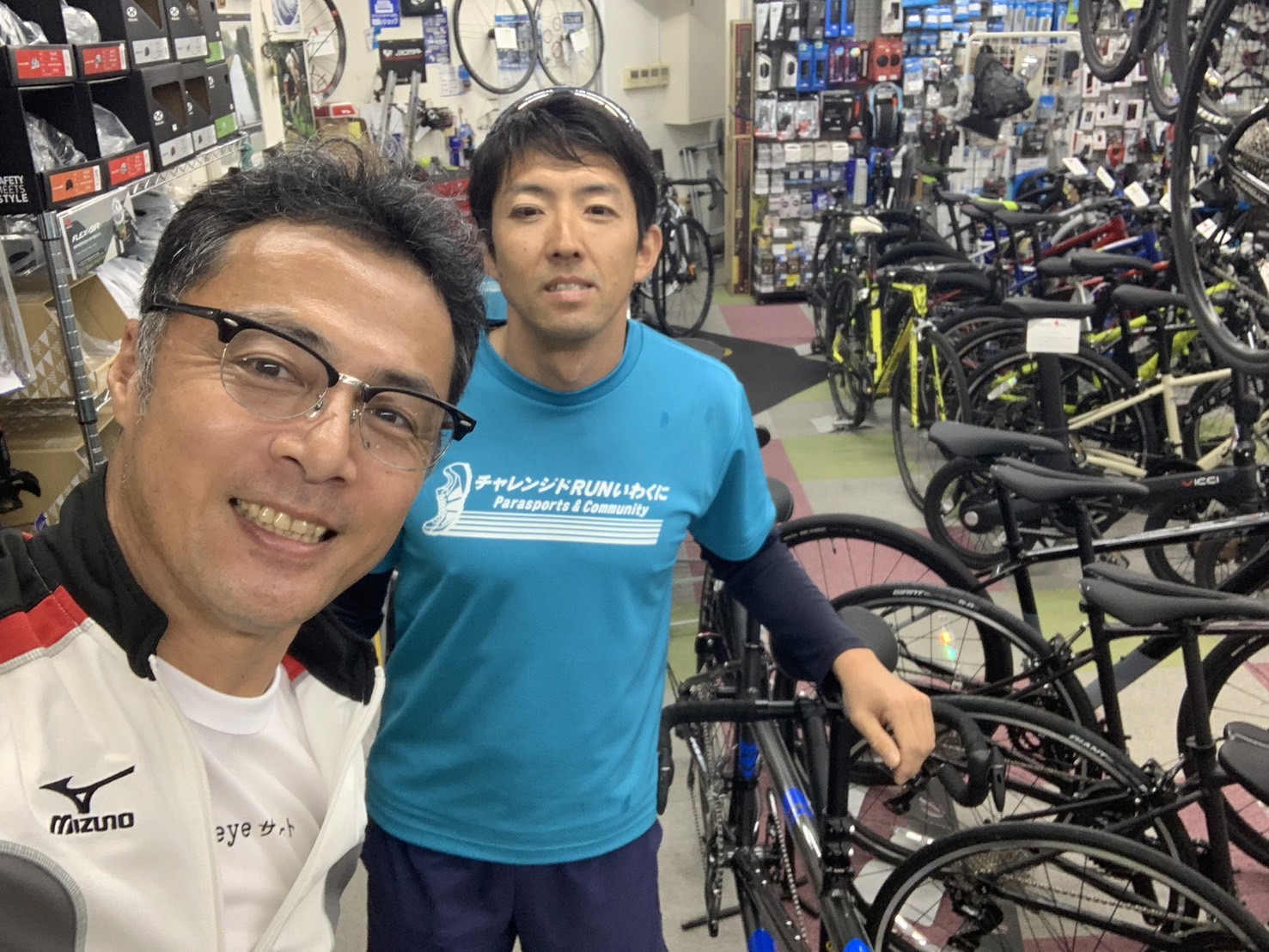 サイクルピットの店舗で市岡さんと福村代表