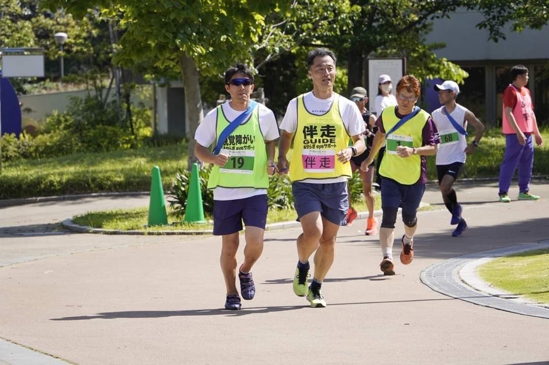 福村代表が市岡さんが伴走して走っている