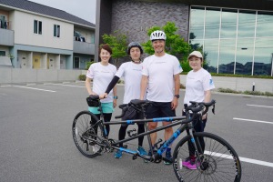 タンデム自転車とあやサポスタッフ